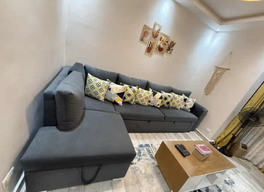 ركنة مودرن L-Shape مقاس كبير 168×310 سم – استعمال خفيف – حالة ممتازة thumbnail
