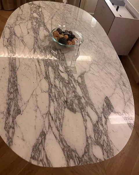 Luxurious Dinning Table thumbnail
