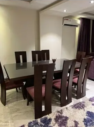 تربيزة سفرة و٨ كراسى وبوفيه ومراية