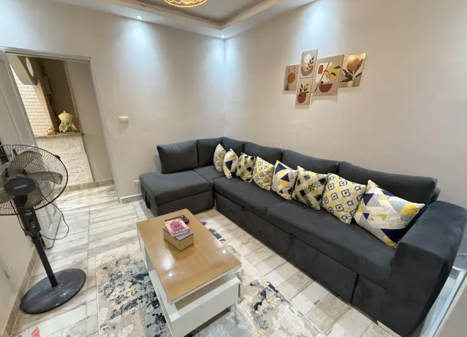 ركنة مودرن L-Shape مقاس كبير 168×310 سم – استعمال خفيف – حالة ممتازة