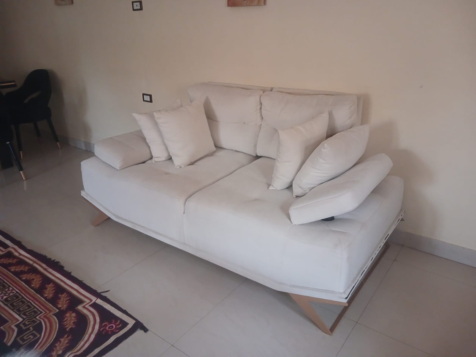 عفش شقه راقي  بدون غرف نوم كله زان احمر استخدام ٣ شهور thumbnail