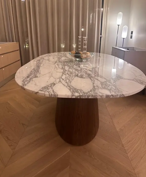 Luxurious Dinning Table thumbnail