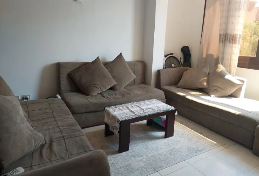 بيع ٣ قطع كنب مع طاوله متوسطه