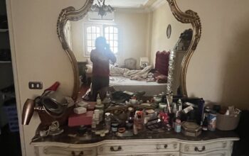 Dressing table with mirror and sear